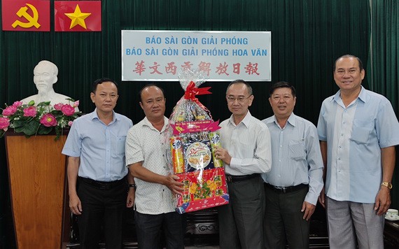 范興主任(右三)接受第八郡代表團的賀禮。