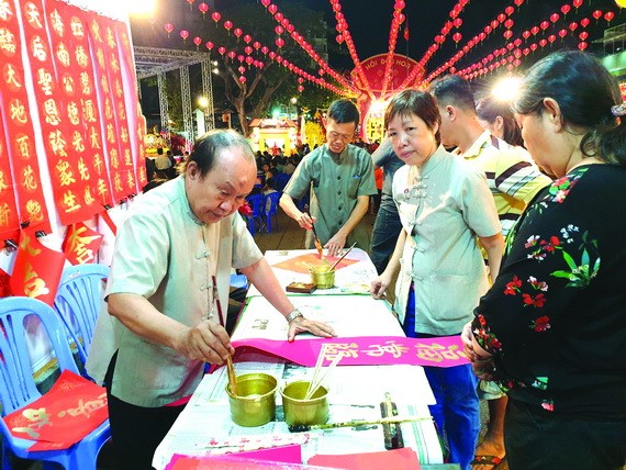 人民藝人張路現場展示書法。 (海韻 攝)