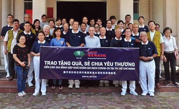 慈濟與報社配合行善後合影。