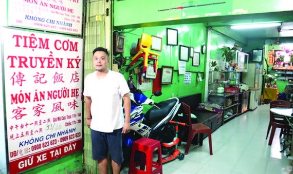 黃華亮是傳記飯店的第三代傳人。