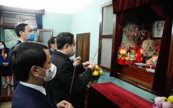 越南祖國陣線中央委員會主席陳清敏（右）在胡志明主席遺跡區67號住房上香緬懷胡志明主席。（圖源：Baochinhphu.vn）