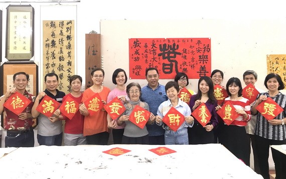 林漢城與學生歡聚時留影。