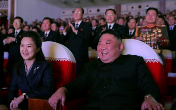 李雪主與金正恩面帶笑容觀看演出。（圖源：朝中社）