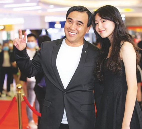 權靈與大女兒草玲