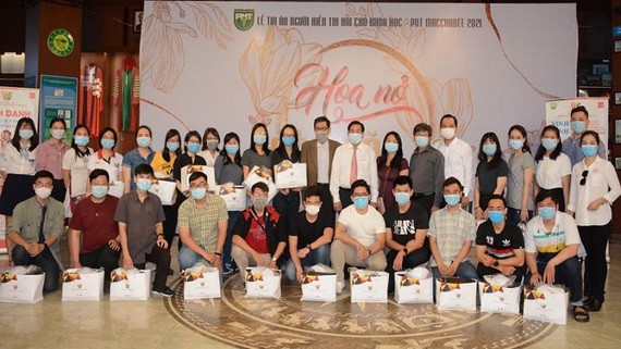 華人子弟黃德俊(前排左一)與赴德國實習的大學生合照。