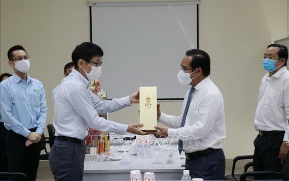 隆安省領導向Vina Eco Board公司拜年並贈送春禮。（圖源：越通社）