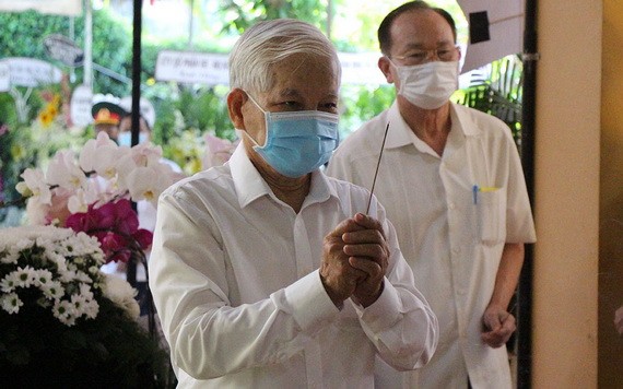 原國家主席阮明哲在政府原副總理張永仲靈柩前上香祭悼。（圖源：懷聲）