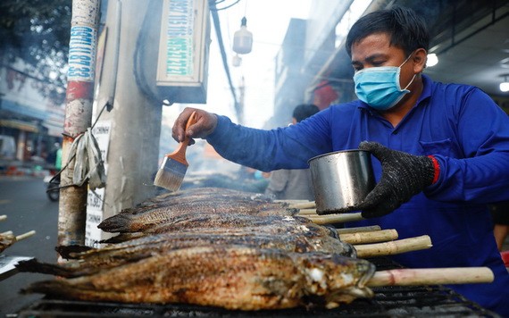 圖為新富郡新奇新貴街旁的烤生魚小販攤檔。（圖源：VNE）