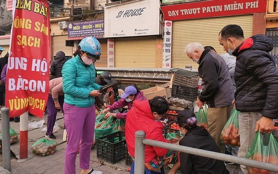 2月21日早7時許，眾多河內市民響應“為海陽農產品解困行動”而前到解放街38號購買西紅柿及其它果蔬。（圖源：德明）