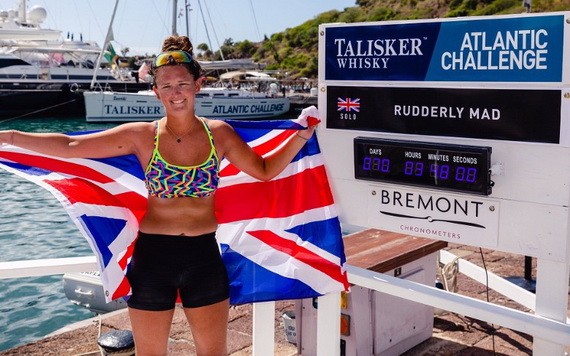 成功越洋後哈里森與時刻表合照。（圖源：互聯網）