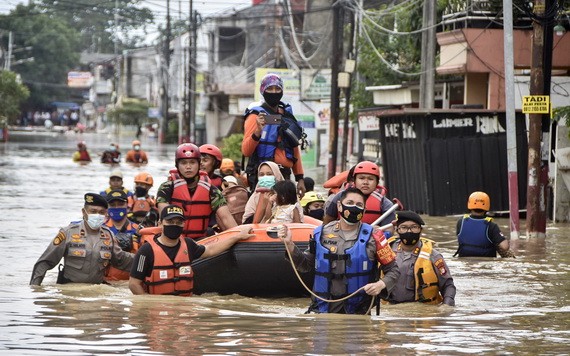救援人員划船幫助民眾撤離。（圖源：AFP）