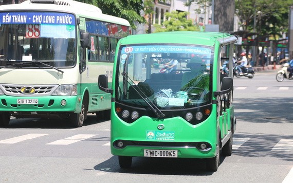 圖為行駛在第一郡咸宜街道上的一輛12座位小型巴士。（圖源：嘉明）