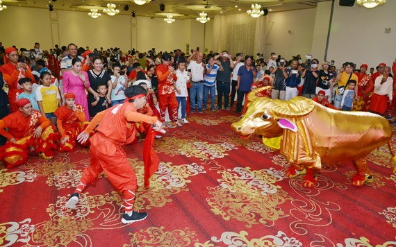 金牛賀歲節目吸引眾人圍觀。