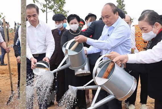 政府總理阮春福參加植樹活動。（圖源：越通社）