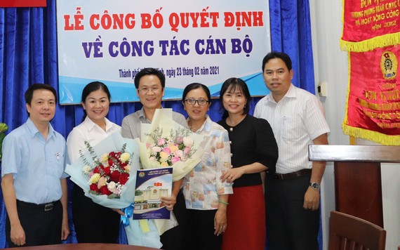 同事祝賀華人幹部文國寶(左三)。