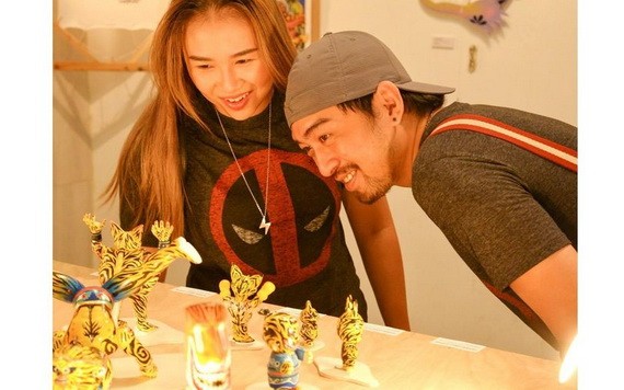 顧客對“盒飯”組合的藝術玩具模型很感興趣。