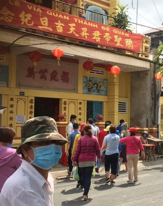 善信到各華人公所關帝廟上香。