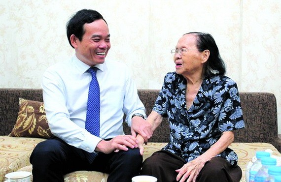 市領導探望醫生及家眷