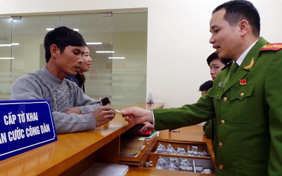 公安在為民眾辦理公民身份證。（圖源：光峰）