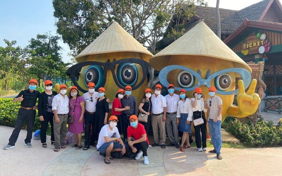 春節剛過後前往富國島參觀遊玩的首批旅遊團。（圖源：玲英）