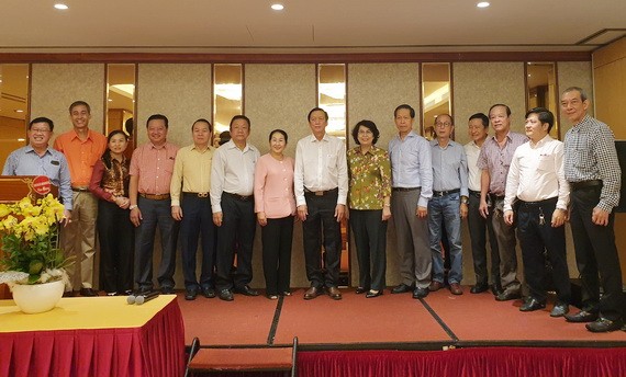 市領導與華人企業家合照。