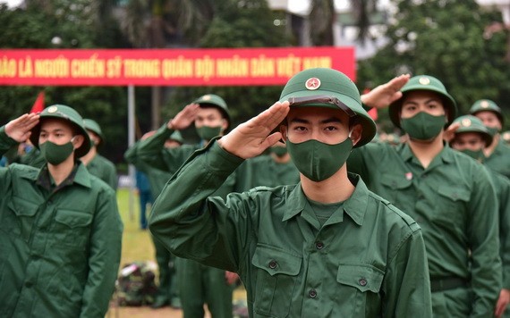 河內市東英縣新兵入伍交接儀式一瞥。（圖源：VNE） 