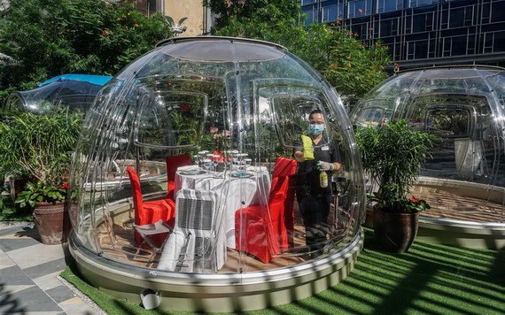 當地時間2021年1月7日，菲律賓帕賽市，喜來登酒店設置多功能透明泡泡屋，顧客可在此進行就餐等活動。（圖源：IC Photo）