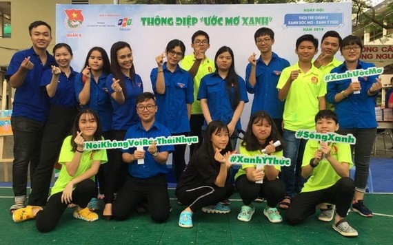 第十四坊共青團書記楊美蓉（左四）與地方青少年合照留念。