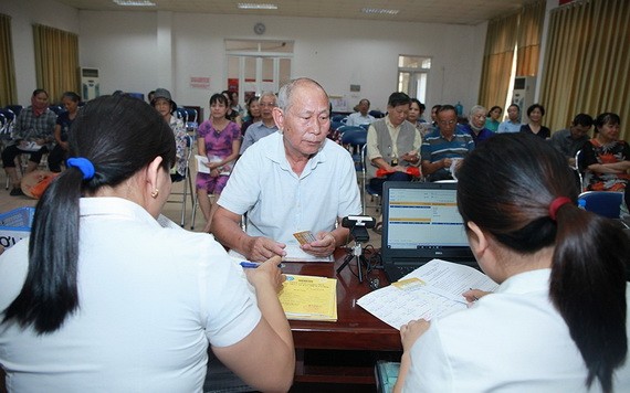 退休者辦理領取退休金手續。（圖源：耀基）
