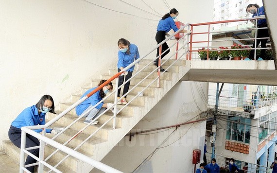 共青團員、青年打掃羅庵公寓區。