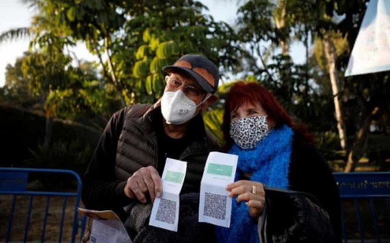 接種疫苗的老年人與綠色通行證合影。（圖源：互聯網）