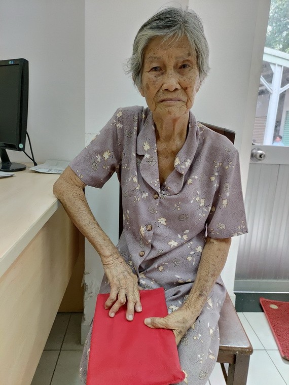 甯愛蓮向慈善組人員講訴自己的處境。