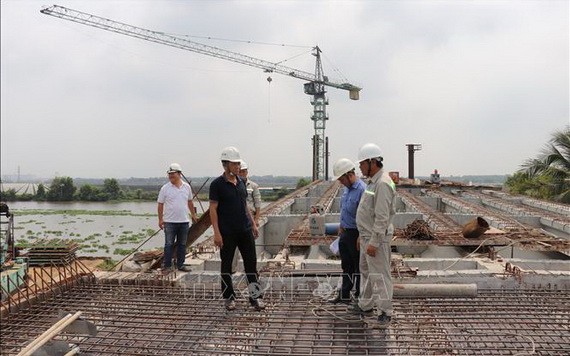 投資主對安和橋架建項目工程的施工進度進行實地檢查。（圖源：越通社）