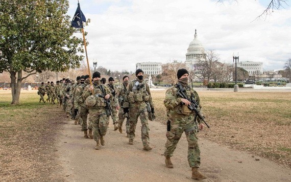 美國國民警衛軍持槍巡邏國會大廈。（圖源：互聯網）