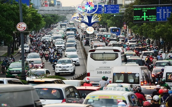 前往新山一機場的各條路線在高峰時段經常出現交通擁堵。（圖源：黎軍）
