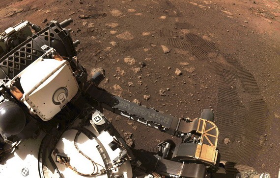 火星探測器“毅力”號（Perseverance）4日成功在火星上進行首次試駕。（圖源：路透社）