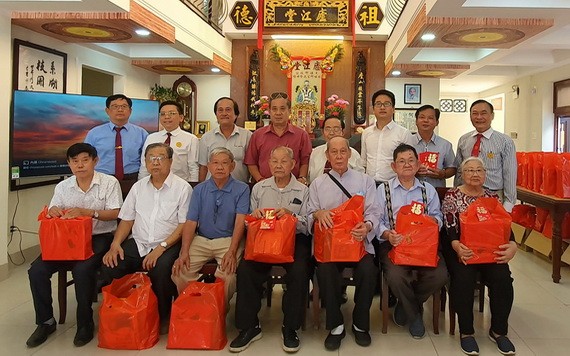 何氏大宗祠理監事會與長輩宗親合影。