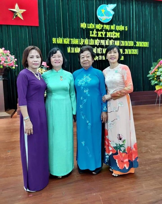 曾鳳映（左一）與各華人婦女合照。