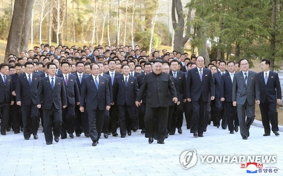 金正恩率各地黨委書記走過林間大道準備合影留念。（圖源：韓聯社/朝中社）