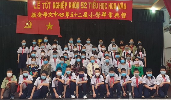 應屆畢業生與校長和老師合照。