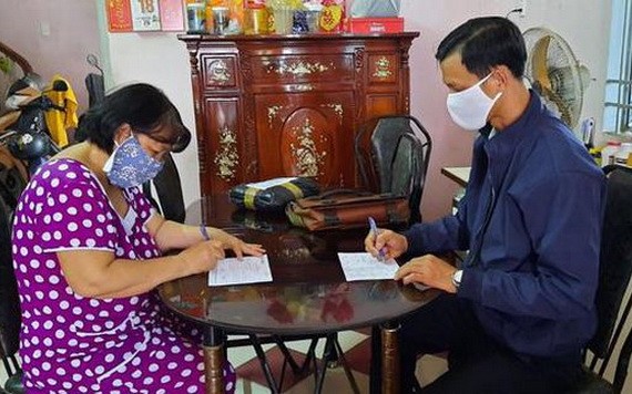 郵局人員上門給退休幹部轉付退休金。