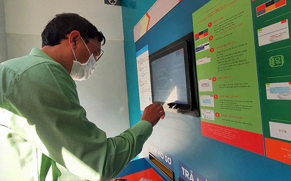 民眾首日使用接收和退還卷宗櫃員機。（圖源：中山）