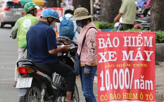 若司機違反酒駕規定，保險公司可拒絕對其賠償。圖中：市民購買車輛保險。
