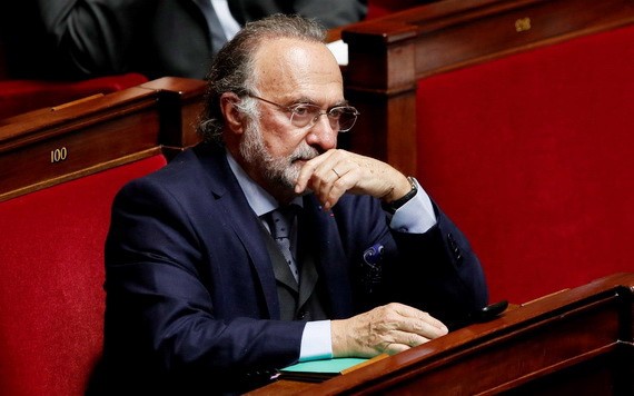 圖為2017年11月，出席法國國會答問大會中的議員兼富商達索。（圖源：路透社）