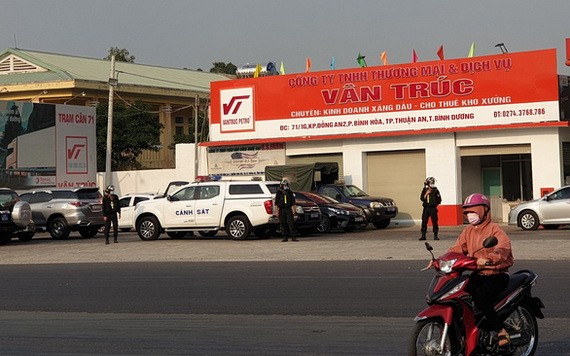 機動警察在“雲竹”加油站外圍守護。（圖源：伯山）