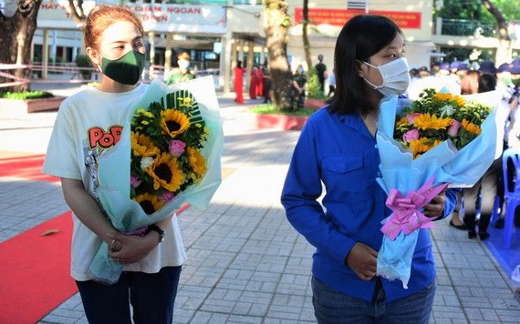 本市的兩位新入伍女兵。