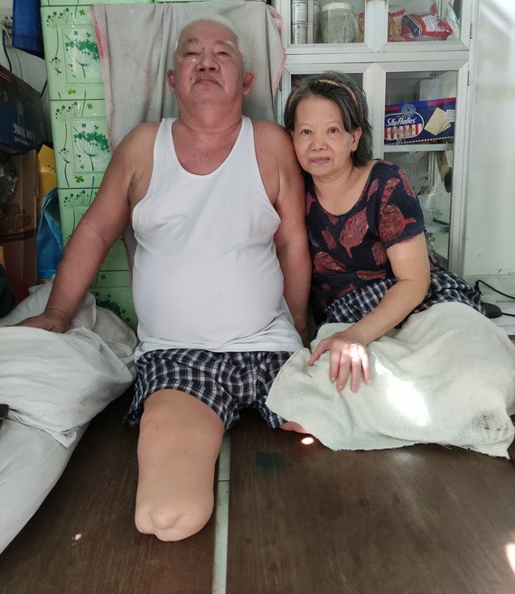 黃澤雄夫婦在小房子內。