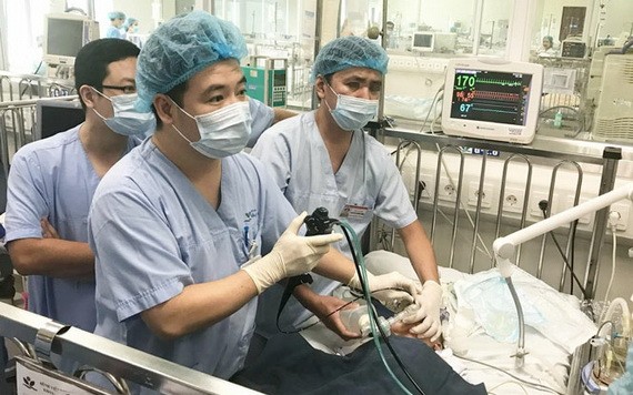 醫護人員在為吃腰果被嗆造成氣道阻塞的男童進行搶救。（圖源：秋莊）