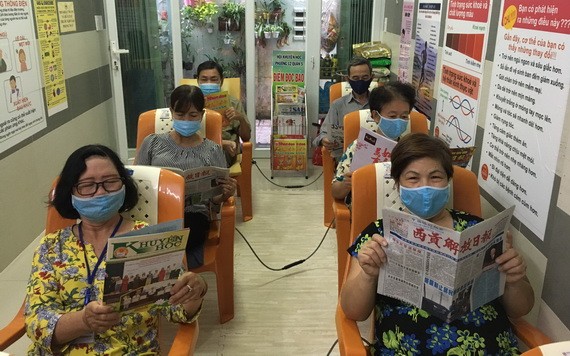 越、華婦女在閱覽室閱讀書報。