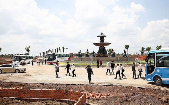 顧客參觀都市區規劃土地項目。